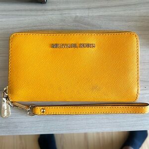Michael Kors, yellow wristlet